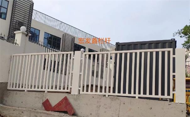 我司承接深圳福田區(qū)孖嶺幼兒園圍墻圍欄，焊接欄桿，制作完成！