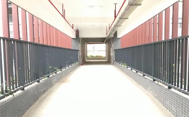 我司承接深圳平湖中學(xué)，制作焊接欄桿3000米，為學(xué)子安全防護(hù)保駕護(hù)航。